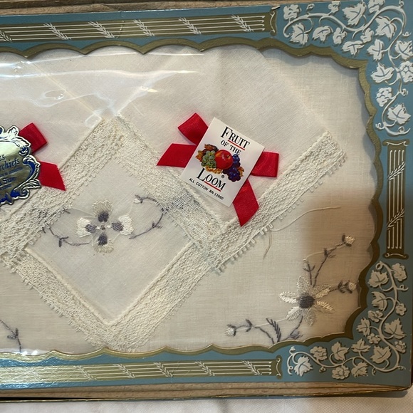 Vintage Boxed Set of 3 Cotton Gray and White Ladies Embroidered Handkerchiefs - Picture 2 of 7
